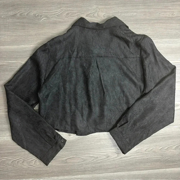 House of Harlow 1960 Black Textured Cropped Button Up Top - Picture 4 of 5